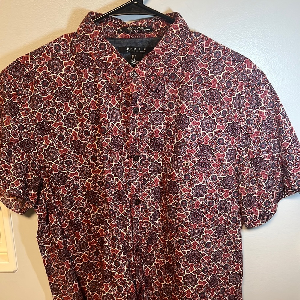 Men’s burgundy short sleeve shirt with front pocket
